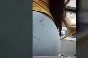 El rico culo de prima en el metro El rico culo de prima en el metro 2