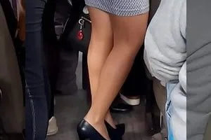 La flaquita de cabello negro del autobús 2