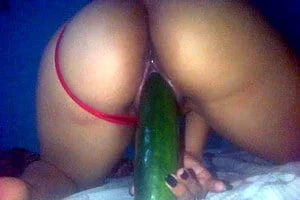 Espiando a mi señora con un pepino 4